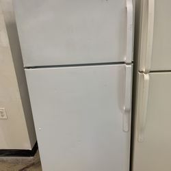 GE Used 28” Top Freezer Fridge Working Perfectly 4 Months Warranty 