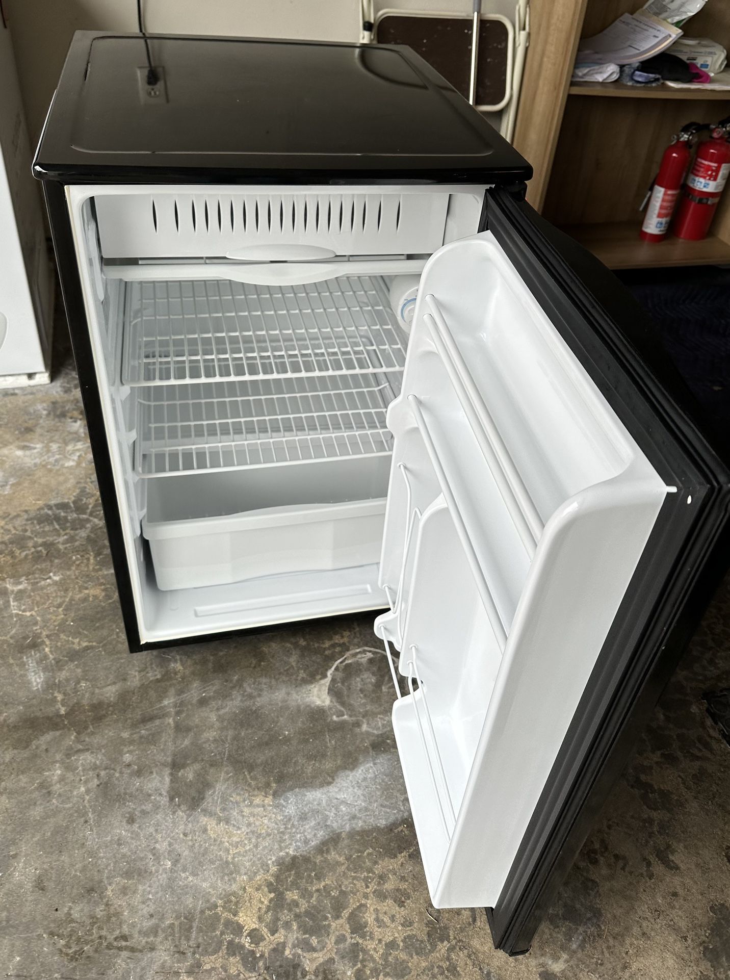 mini refrigerator with temperature control
