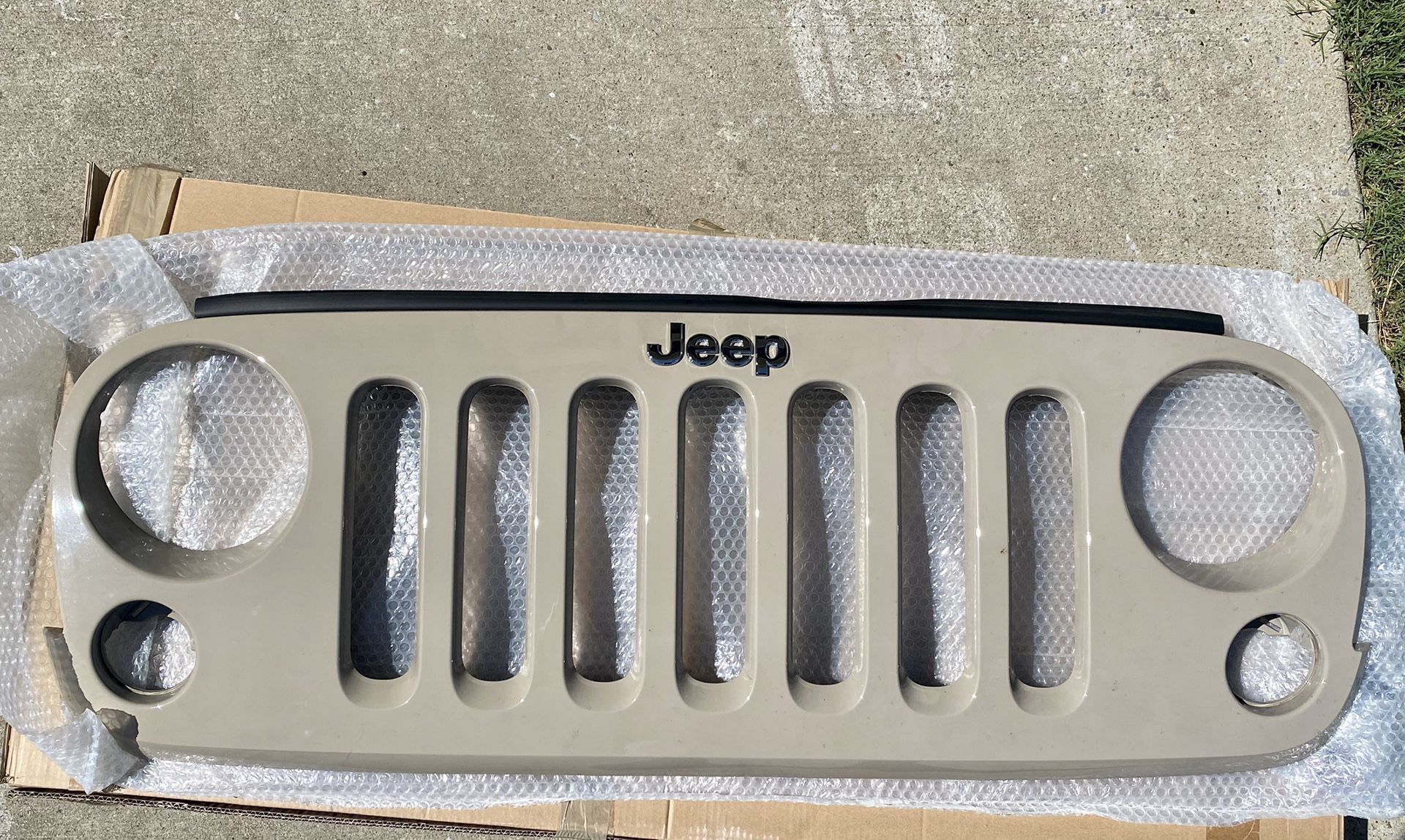 07-17 Jeep Wrangler JK/JKU Grille w/ Emblem
