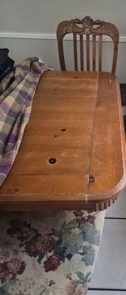 Dinning table expands to sit 6.