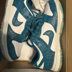 Nike dunks Textured Teal & white Size 5 y / 3.5 men