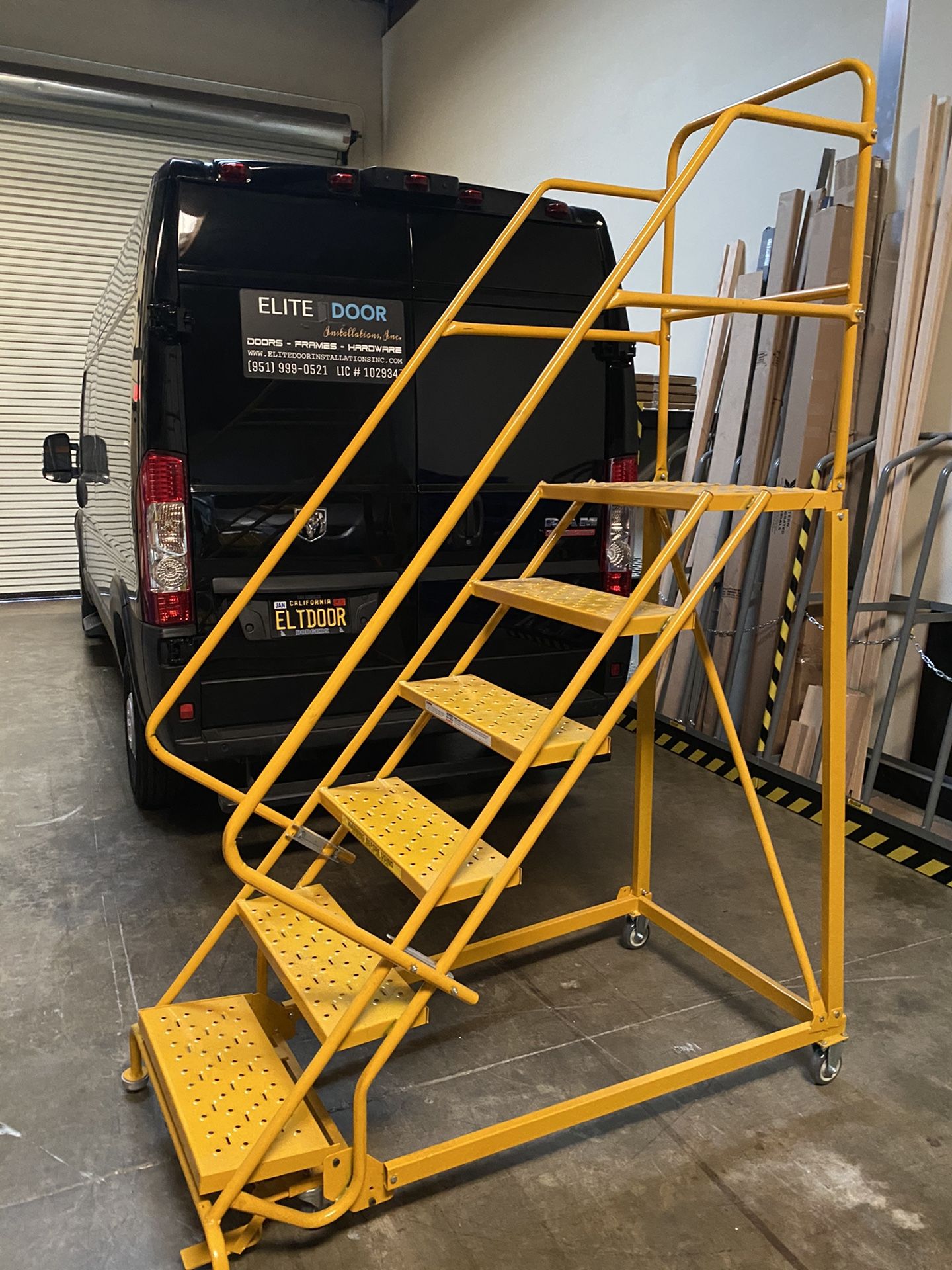 Louisville GSX1606 Warehouse 6-Step Rolling Platform Ladder