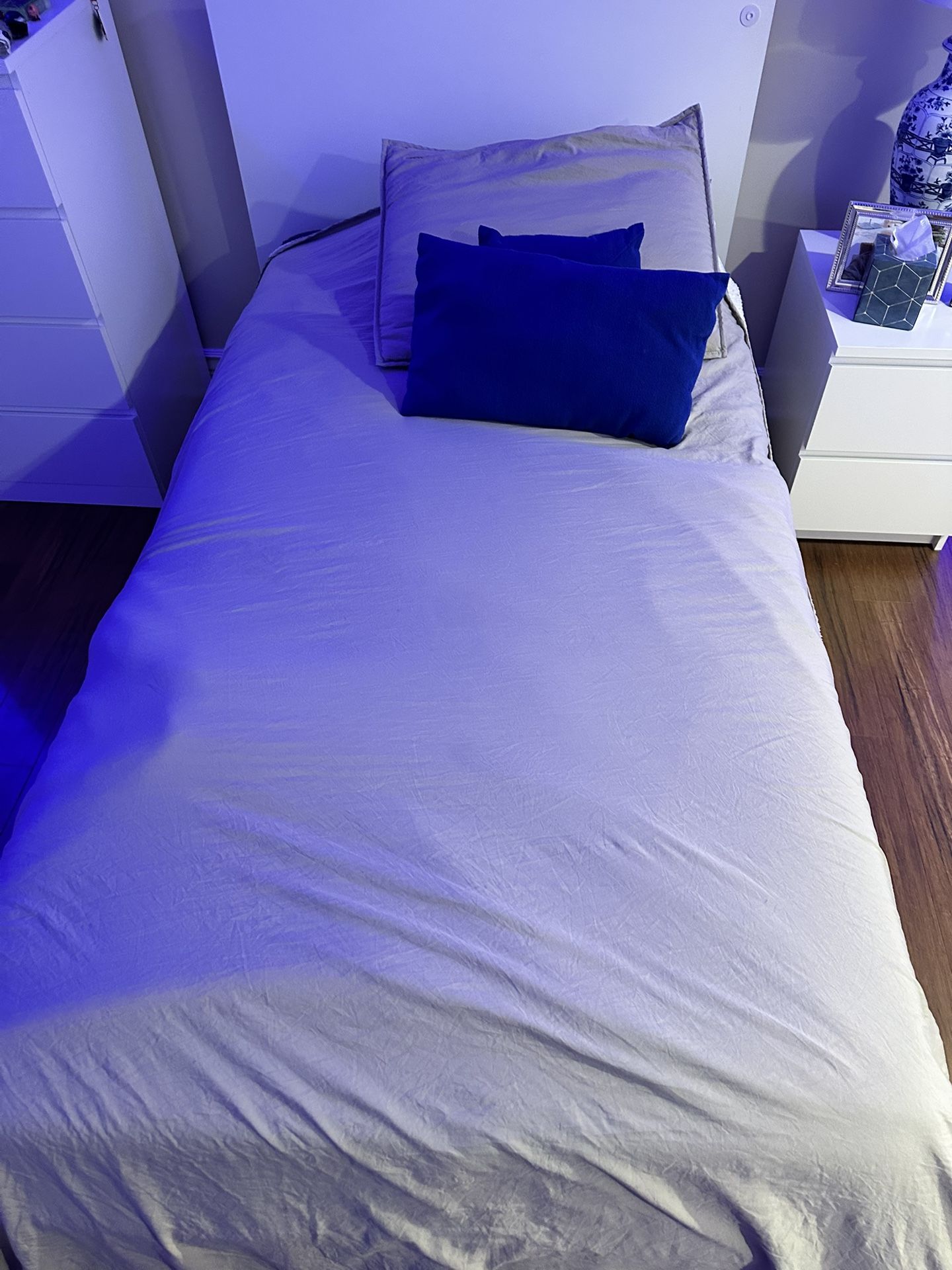 Headboard/ Mattress/ Nightstand/ Desk
