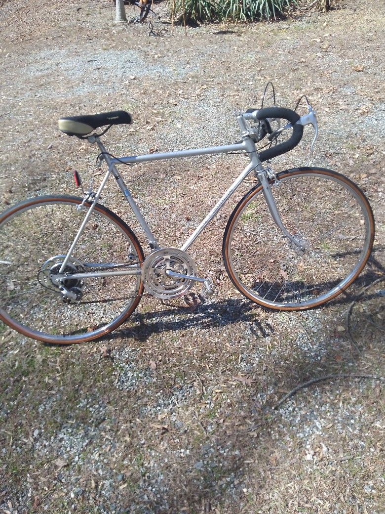 SCHWINN CONTINENTAL. 1976 BI CENTENNIAL. YEAR. BIKE IN GREAT CONDITION. 500.00