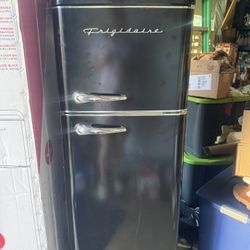 7.5 Cubic Feet  Fridgidaire  Retro Fridge And Freezer ( brand New In Box 