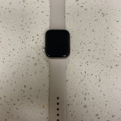 Apple Watch SE 40mm With Charger
