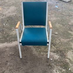 Metal Chairs    Read Description 