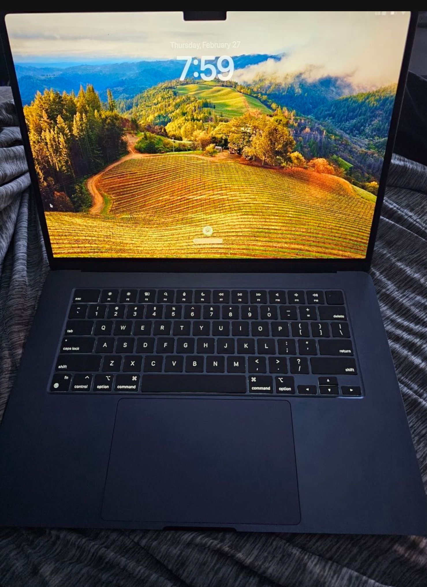 Apple MacBook Air 15 Inch, M2 Chip, 256GB, 8 Gb Ram! Only Used Couple Time. Battery Health 100%