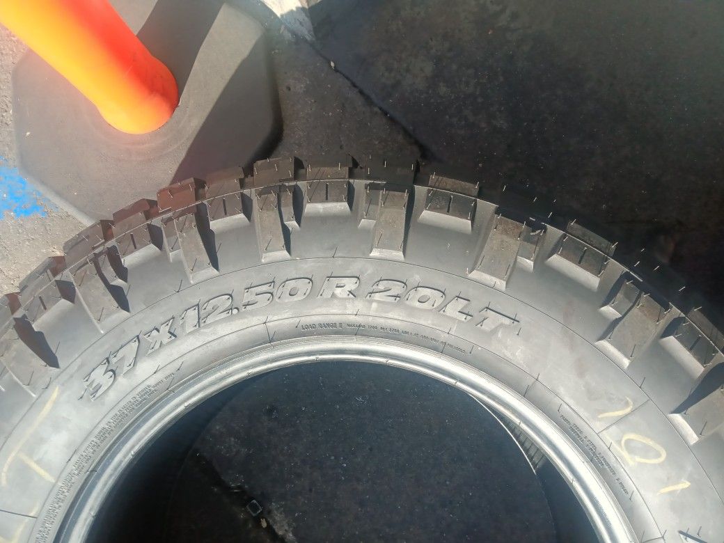 1 Llanta Lt 37 X 12.50 R20 Nitto Ridge Grappler