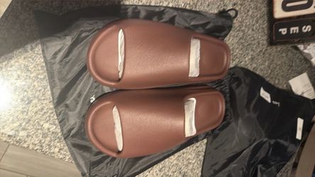 Slides Yeezys