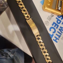 Se compra ORO de 10kt 14kt 18kt 24kt Esclavas Cadenas Anillos Joyas quebradas tambien compro  Tambien presto dinero al valor del ORO

I Buy GOLD 10kt 