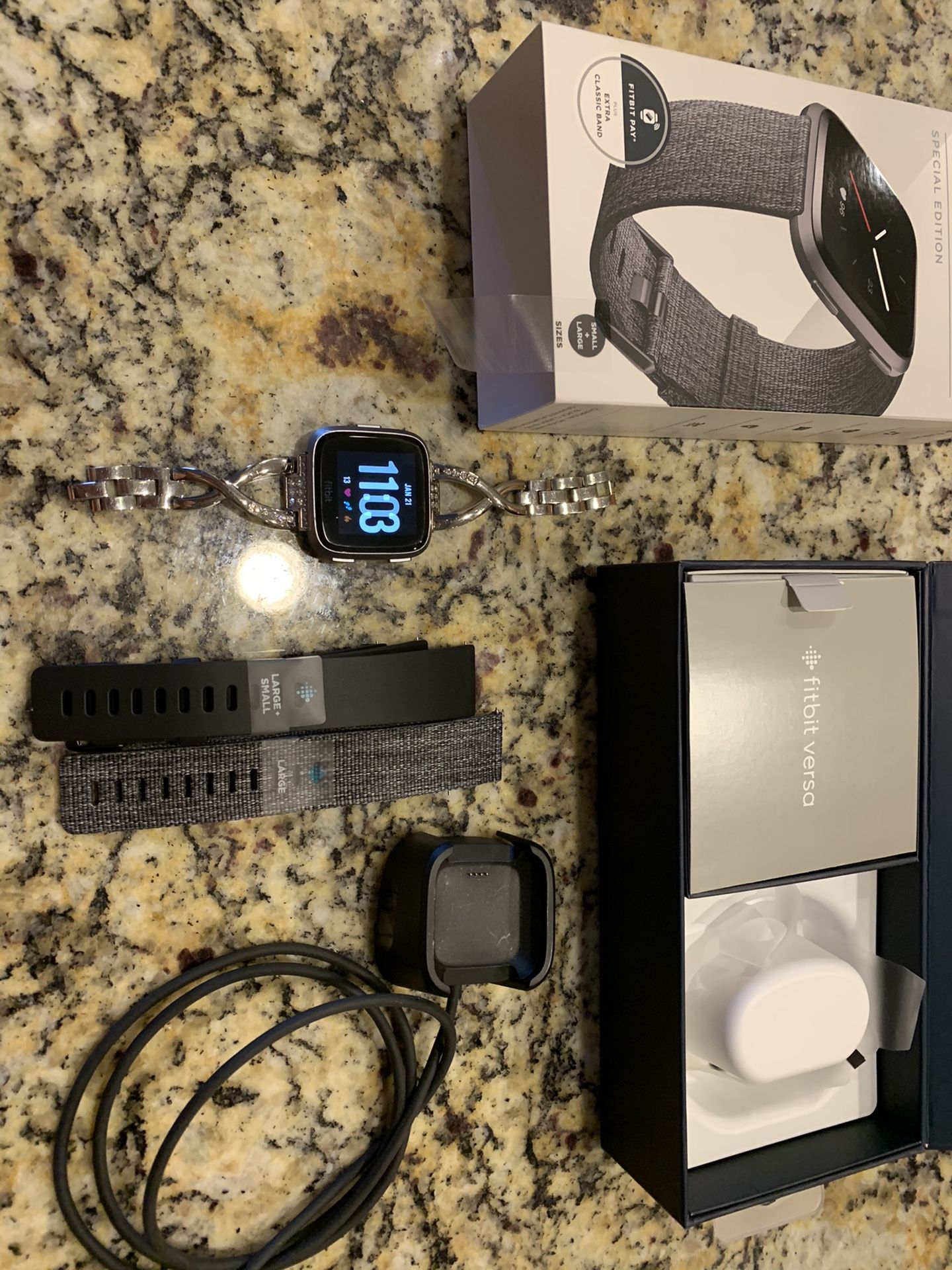 Fitbit Versa with 3 bands / Excellencent Condition/ black band and grey bands have Small and Large