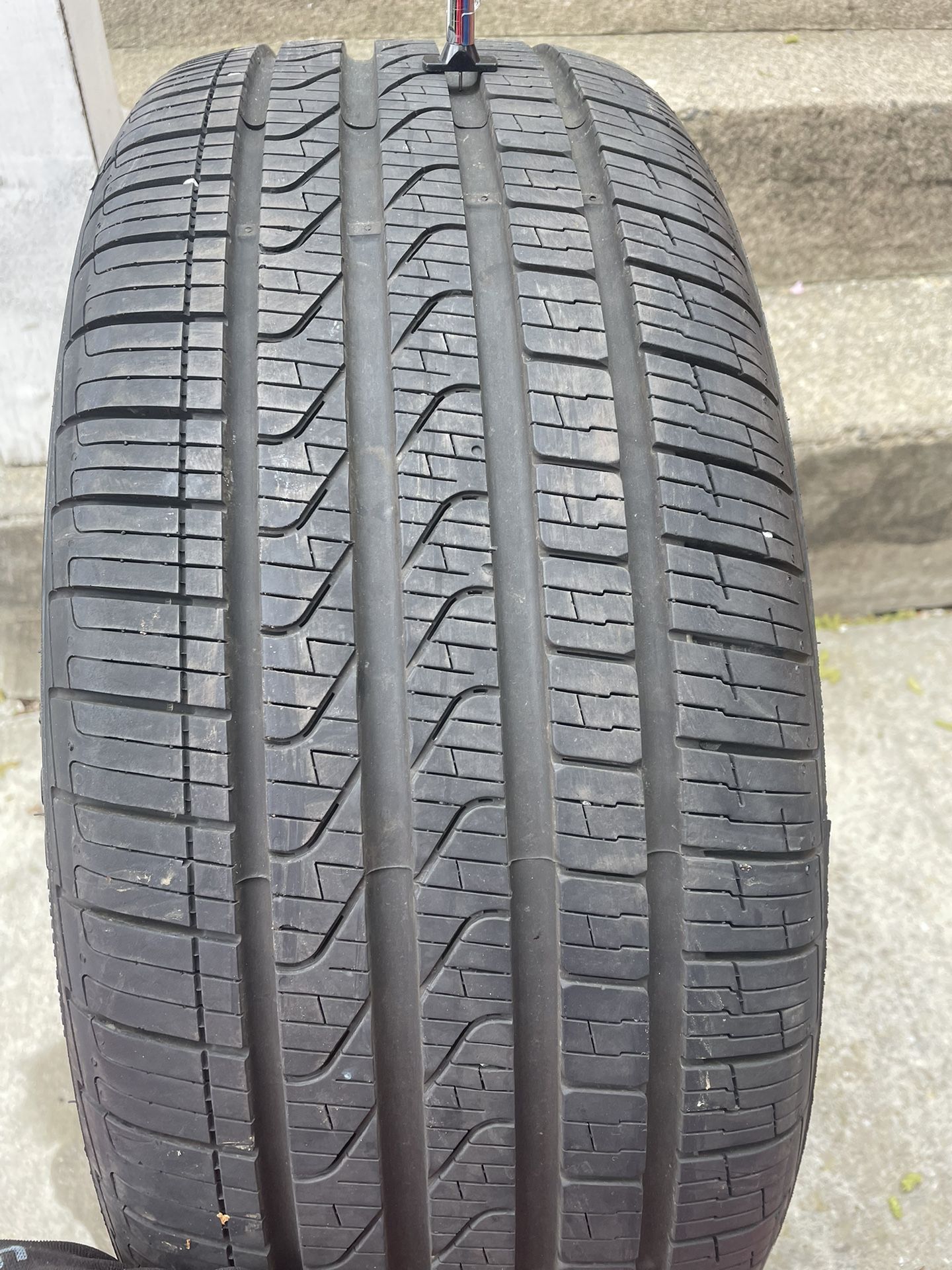 225/40/19 Like New Only One Tires