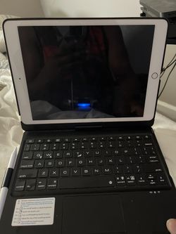 Selling IPad 8th Gen With Keyboard Case