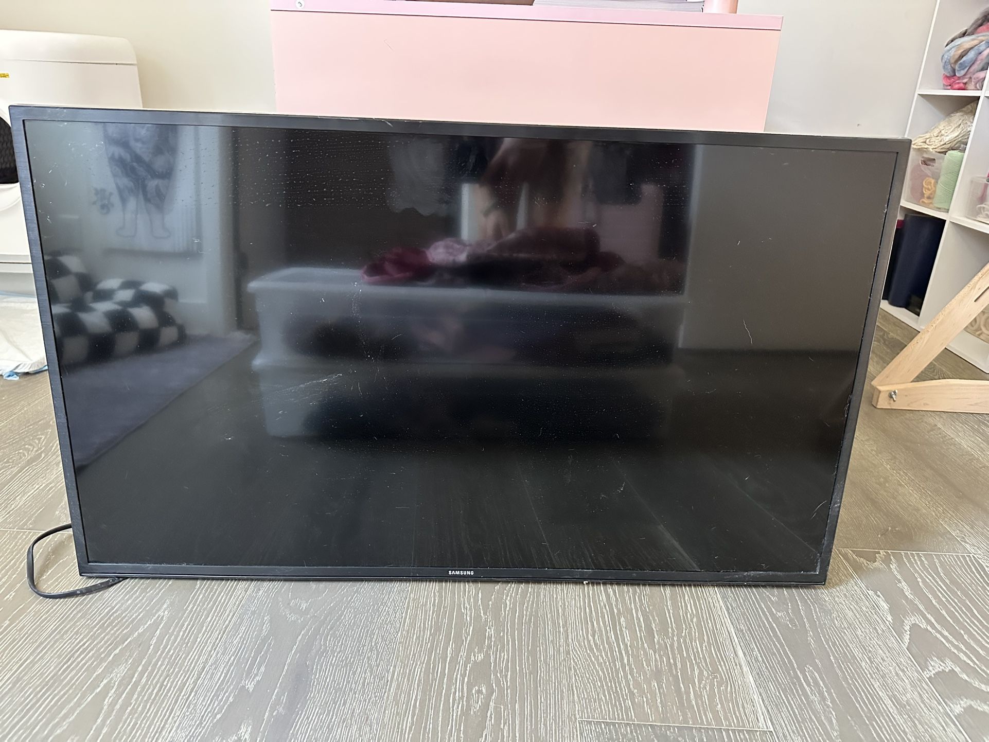 40” SAMSUNG SMART TV with Wall Mount included