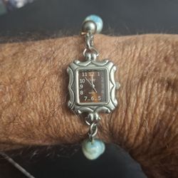 Vintage SWAP QUARTZ Japan Movement Green Stone & Silvertone Stretch Bracelet Ladies Wrist Watch W/Green Stones, Has Brand New Battery & Works Perfect 