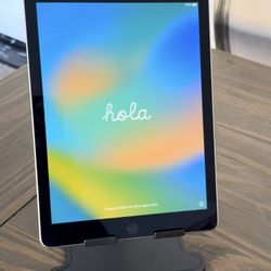 Apple iPad 6th Gen (9.7-inch) – 32GB – Wi-Fi