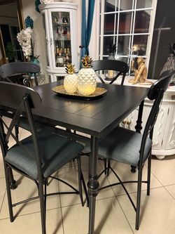 Dining table with metal legs with 4 metal chairs in good condition