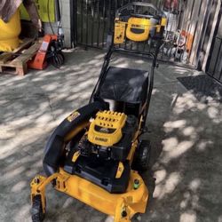 DEWALT 28 in. 224cc E-GOV Engine 3-in-1 Gas RWD Self-Propelled Lawn Mower with High Rear Wheels