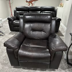 Leather Recliner set In Excellent Condition with Drop Table