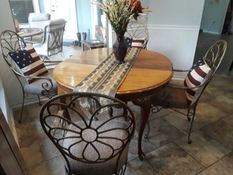 Beautiful 1940's Antique Dinning Room Table w / 3 Leafs to sit 6