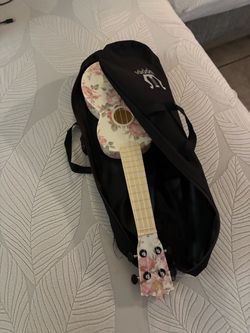 Una guitarra con florecitas