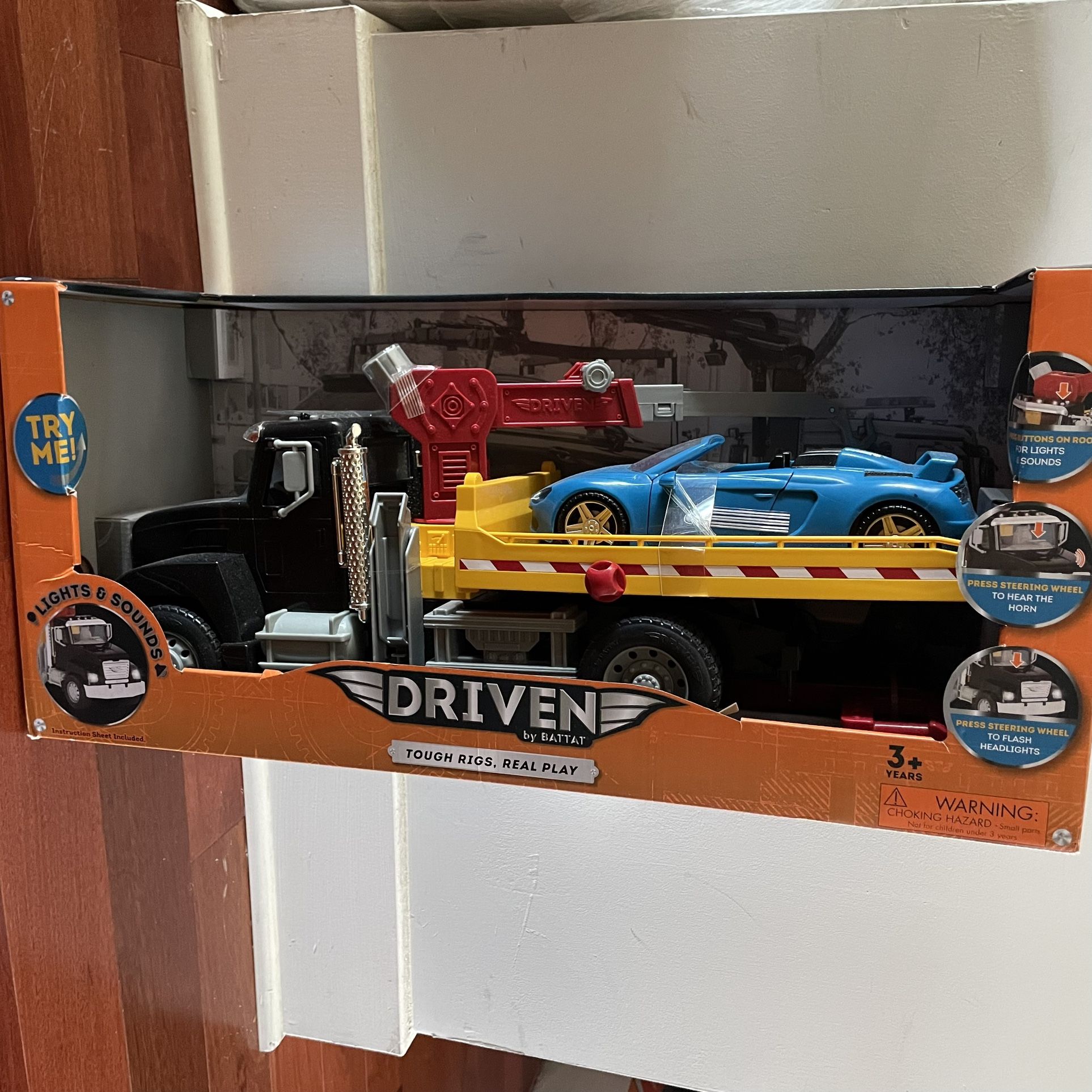 DRIVEN Large Toy Truck With Car And Crane Arm