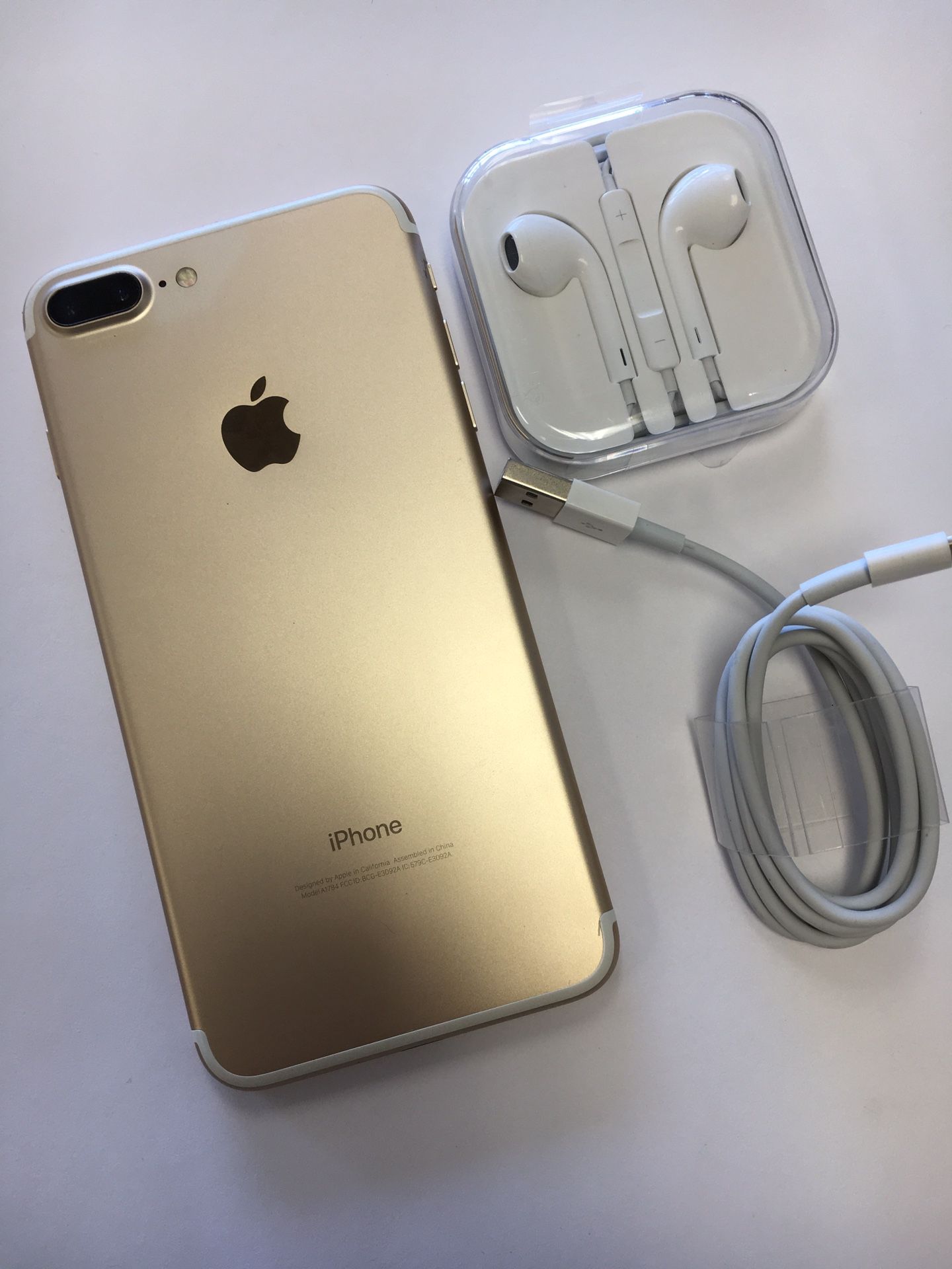 IPhone 7 Plus 128 GB excellent condition factory unlocked comes with charger headphone