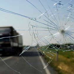 BROKEN WINDSHIELD? NO PROBLEM (HABLAMOS ESPAÑOL/FALAMOS PORTUGUES)