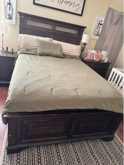 Queen Size Solid Wood Bedroom Set