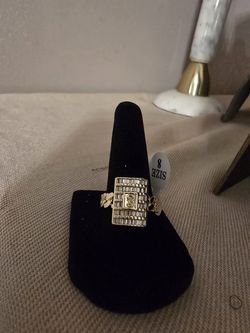 Anillo size 8 de oro laminado de 18 kilates de excelente calidad