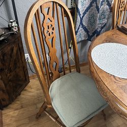 Round dining table (extends to oblong) with 4 chairs