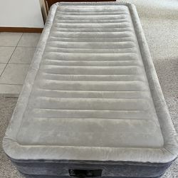 Intex Twin air mattress with built in pump 