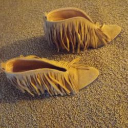 SIZE 8.5 WOMENS LIKE NEW BROWN SUEDE HEELS WITH SUEDE FRINDGES IF YOU NEED THEM DELIVERED I CAN DO SO FOR AN EXTR A $15