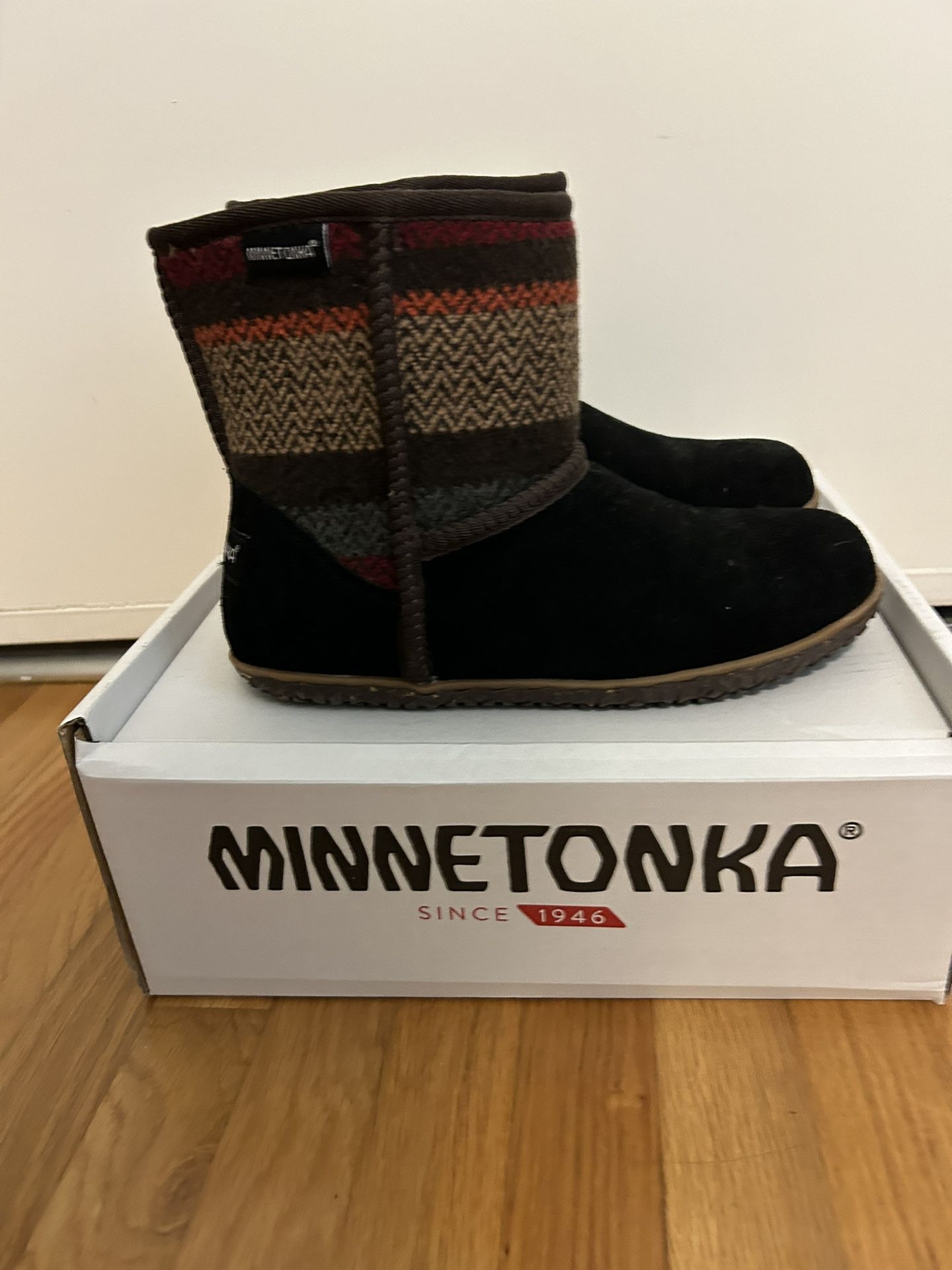 Minnetonka Boots NEW