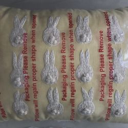 (NEW) (1 AVAILABLE) THRESHOLD HOME DECOR TOSS PILLOW - SIZE: 14”x20” (MSRP: $20)