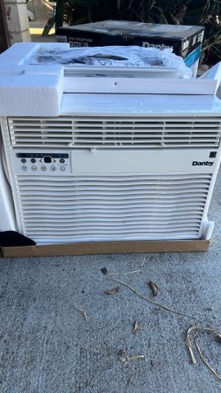 12,000 btu window air conditioner by Danby, excellent condition