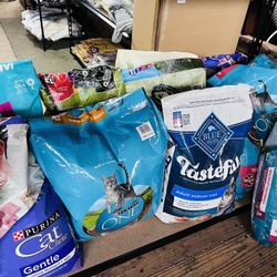 Cat 🐱 Food Available ‼️