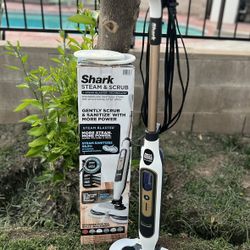 Limpiador De Pisos Shark Steam and Scrub Corded Steam Mop and Cleaner for Hard Floors White with Steam Blaster Technology that scrubs sanitizes