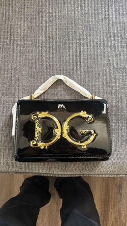 Elegant Black Handbag – Classic & Stylish 🖤