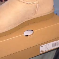Brand New Uggs Size 7 Women $100
