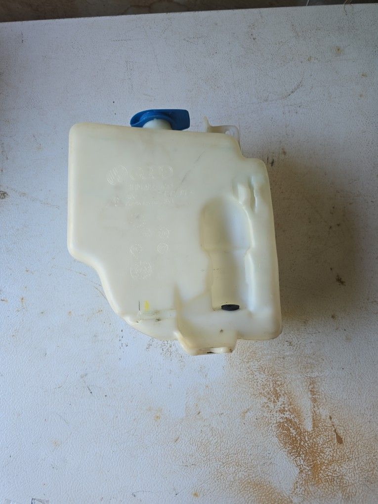 91-2002 MK3 Volkswagen Windshield Wiper Container
