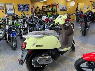 LT2 150cc Moped Scooter – Yellow ***FLASH SALE****