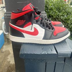Air Jordan 1 Mids