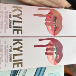Kylie Lip Liner And Matte Liquid Lipstick 