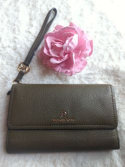 Michael Kors leather wallet like new