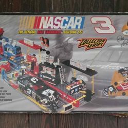Brand New Mega Bloks Nascar Official Pit Row Building 260 Set 9911
