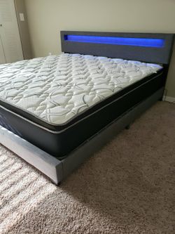 NEW KING-SIZE PILLOW TOP MATTRESS AND BOX SPRING 🆕️