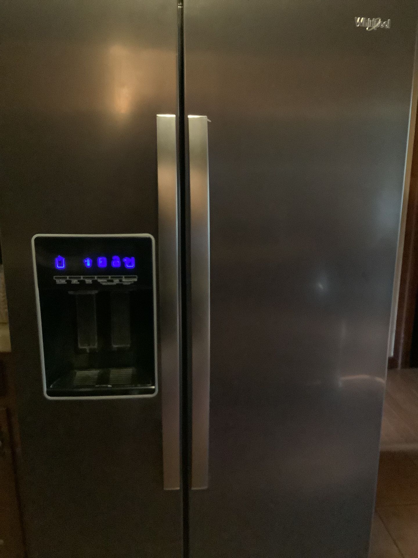 Whirlpool 28.4-cu ft Side-by-Side Refrigerator with Ice Maker ,Water and Ice Dispenser