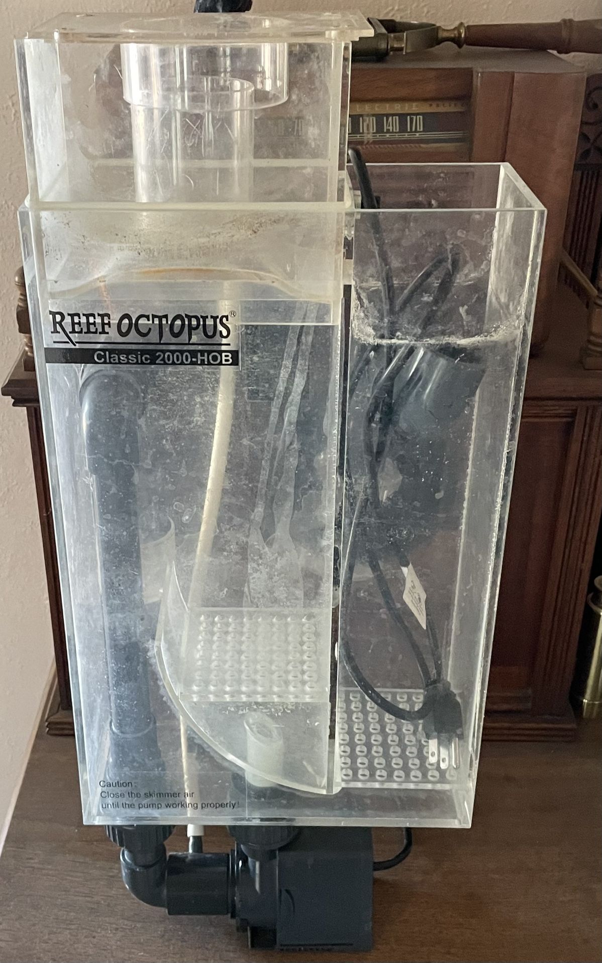 Reef Octopus Classic 2000-HOB protein skimmer.